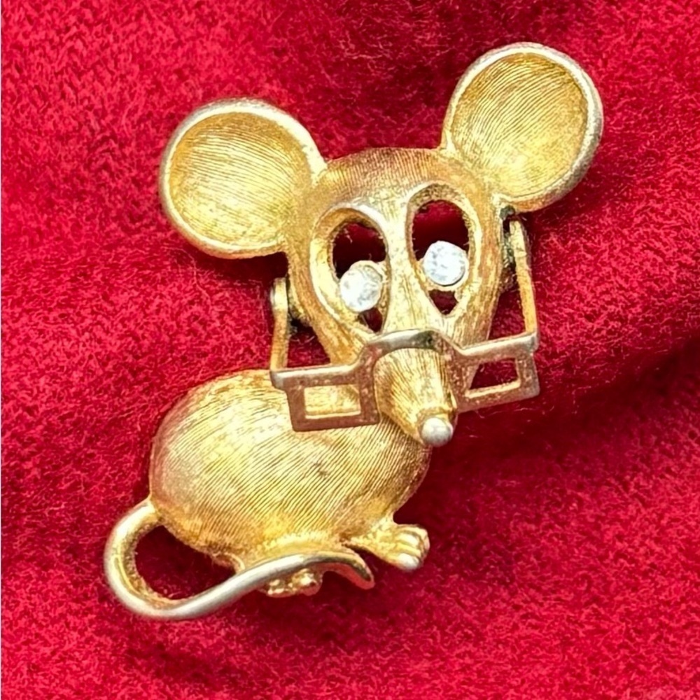 Vintage Avon Mouse Brooch with Articulated Glasses Gold Tone Whimsical - Picture 2 of 14